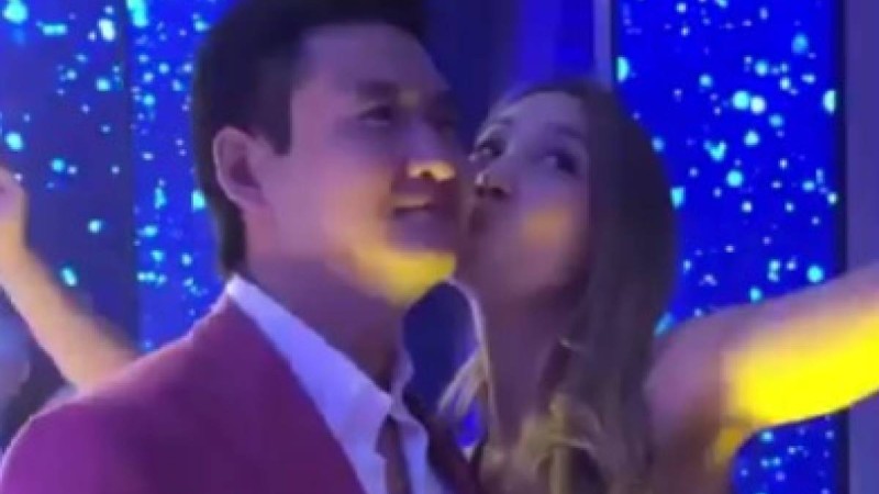 "Толқын ұрысады": Төреғали Төреәлі тойда ыңғайсыз жағдайға тап болды (видео)