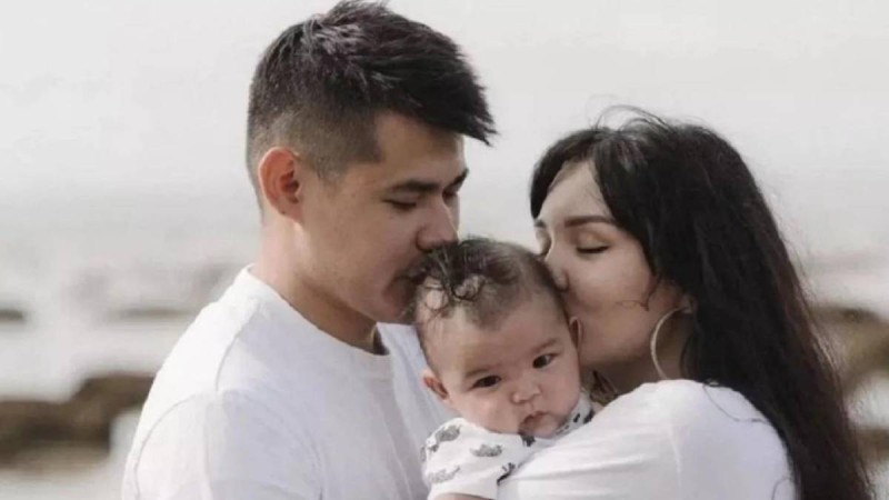 "Сол жалақыны қазаққа төле": Жәния Джуринская филиппиндік бала күтушісіне қанша жалақы беретінін айтты