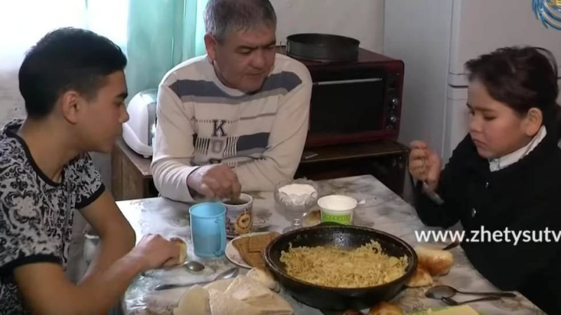 Алты баласын асырап отырған жалғызбасты әке: Қыздарға шеше керек, әйелім қайтіп оралса, кешіремін - Қазақстан жаңалықтары