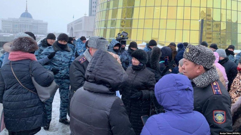 Полиция наразылық акциясына шыққандарды Ақордаға жібермей тұр