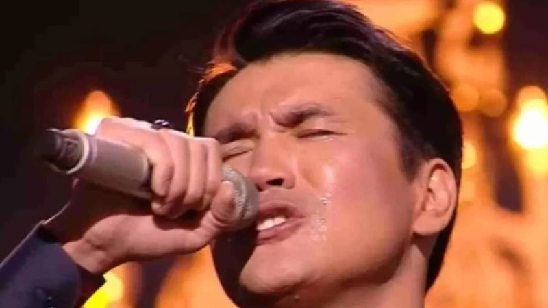 Әкесіне ән арнаған Нұрболат Абдуллин сахнада көз жасына ерік берді (видео)