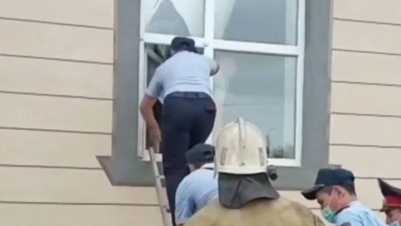 Балқашта тойды тоқтату үшін полиция терезеден кірген - видео