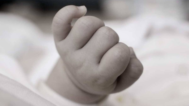 Перзентханада келіншек өзге әйелдің сәбиін терезеден лақтырып жіберді