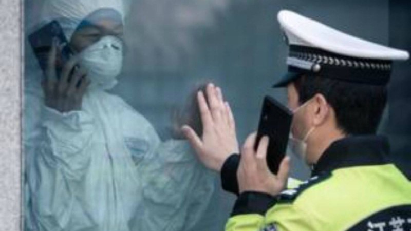 Карантинге жабылған медбике мен оның күйеуінің әйнек арқылы сөйлесуі жұрт көңілін елжіретті - Қазақстан жаңалықтары