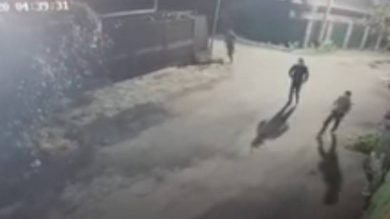 Алматыда үш шетел азаматының жанармай бекетіне жасаған қарақшылық шабуылы видеоға түсіп қалды