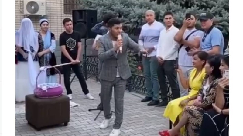 Келінге "Барселона" мен "Баварияға" сәлем салдырды: Белгілі актер жұрттың ашуына тиді (видео)