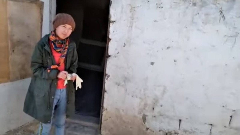 Жаңаөзендік жанашырлар мүгедек әке мен қызына үй сыйлады (видео)