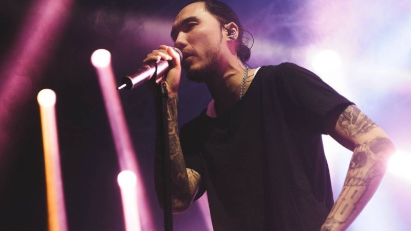 Скриптонит Қазақстандағы концертін қаңтар құрбандарын еске алумен бастады (Видео)