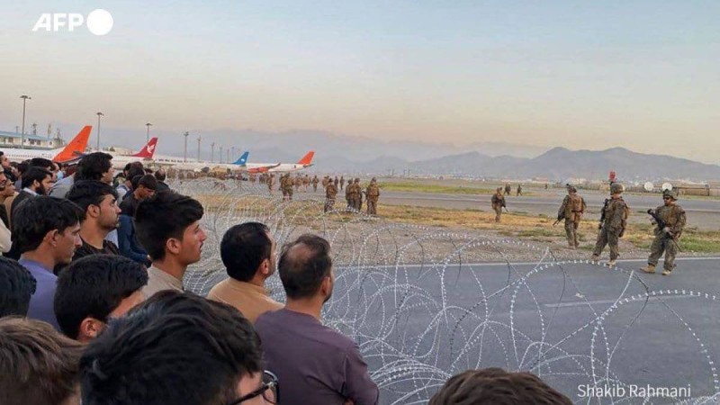 Кабул әуежайындағы хаос: әскерилер ұшаққа ұмтылған адамдарға оқ атты