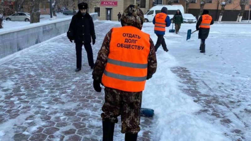 Қарызы — 3,7 млн. Қарағандыда балаларын асырамаған әке көше тазалауға мәжбүр болды