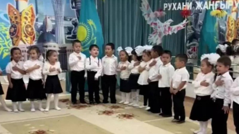 "Көзіме жас келді". Кішкентай патриоттар қазақстандықтарды таңғалдырды