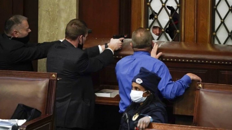 АҚШ-та оқ атылып, жаппай наразылық басталды: Трамп аккаунттары бұғатталды