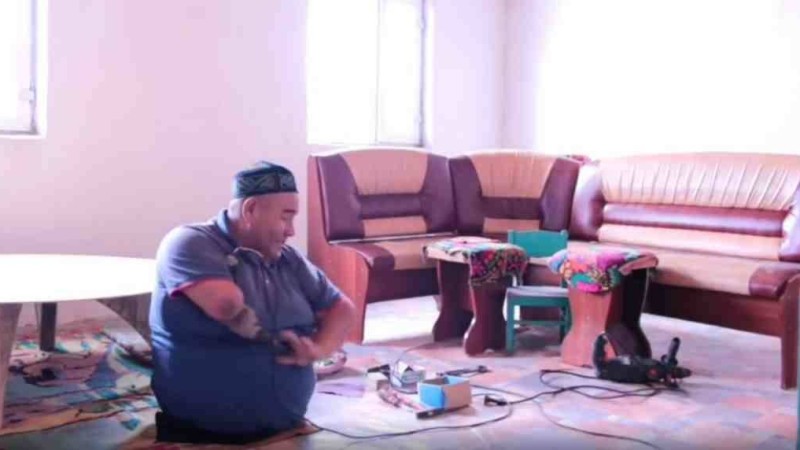 "Мен ең бақытты адаммын": Қол-аяғы жоқ мүгедек жан түрлі жабдықтар жасап күн көріп жүр (видео) - Қазақстан жаңалықтары