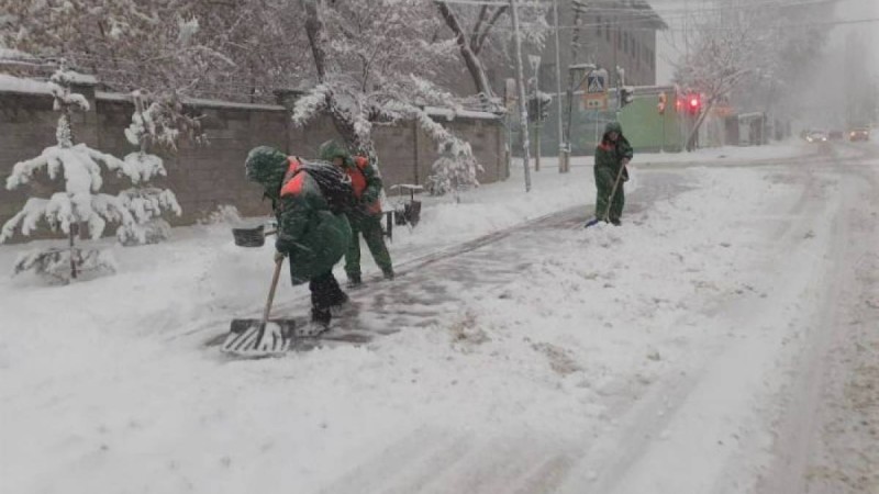 Алматыда қалың қар жауды: көшкін жүруі мүмкін