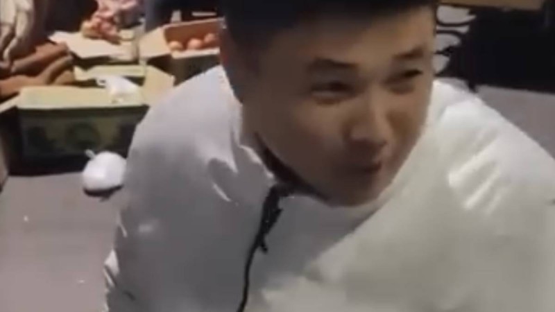 «Жаман жолға түспеңдер!»: Cарбаздарын үйіне шығарып салған сержантқа көпшілік риза болды (ВИДЕО)