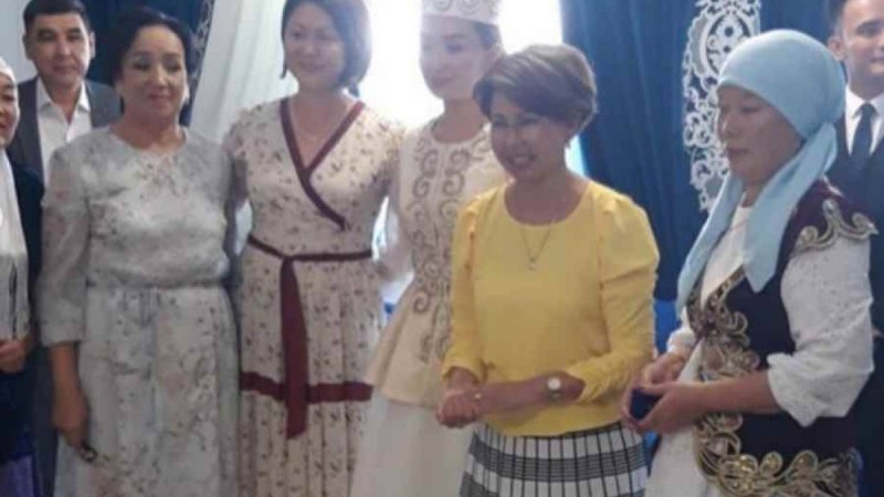 "Ақеркенің келінім болатынын кейін білдім": Роза Рымбаева ұлы Әлидің тойы қашан болатынын айтты