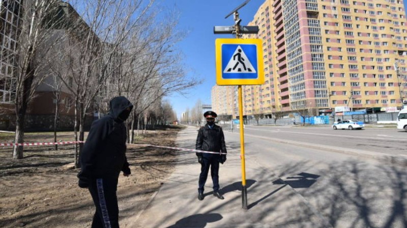 Нұр-Сұлтан тұрғыны полицейді теуіп, әскери қызметшінің құлағын тістеп алды – видео