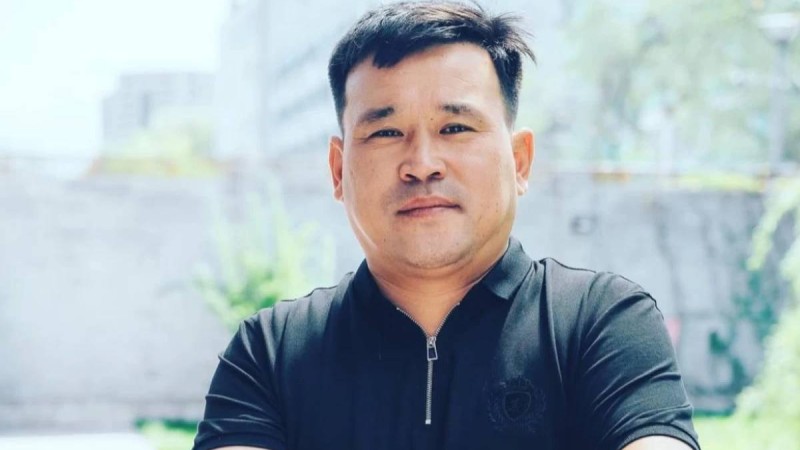 "Қарғыс атқан мобилографтар": Қанат Әлжапбаровтың тойдағы сөзі көпшіліктің ашуына тиді