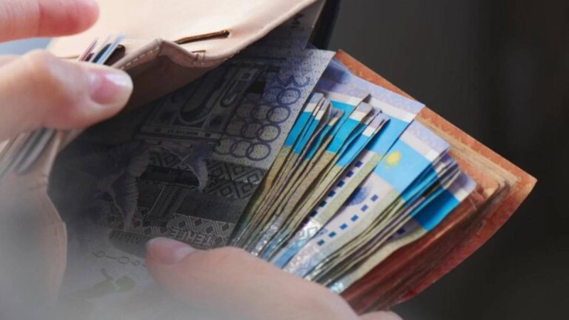 6 пәтер мен 19 люкс көлік алған: Қарағандыда ҰҚК-нің бұрынғы қызметкері қызының еміне жиналған ақшаны жымқырды деген күдікке ілінді