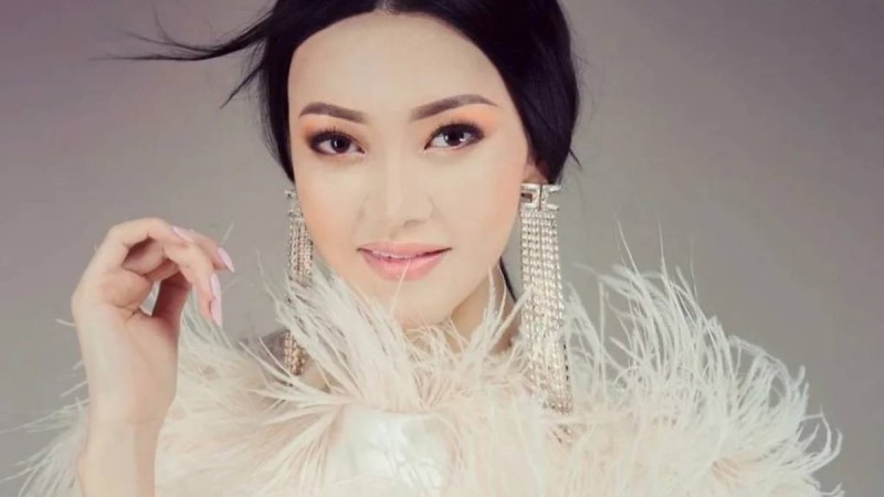 "Қолынан ұстап, жібермей қойды": Ерке Есмахан тойда қызықты жағдайға тап болды (видео)