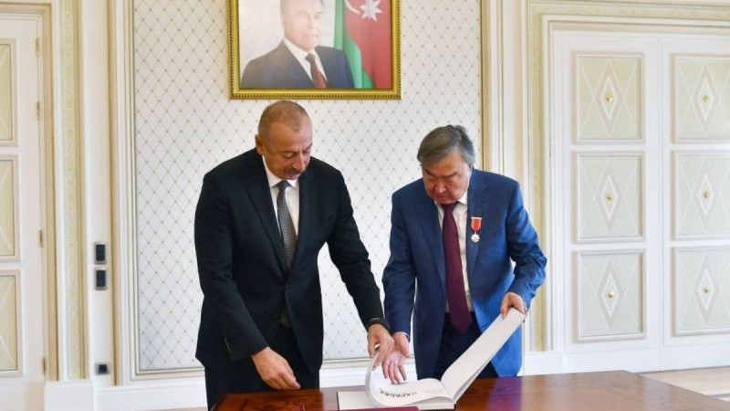 Әзірбайжан президенті Ильхам Әлиев Олжас Сүлейменовті «Шараф» орденімен марапаттады