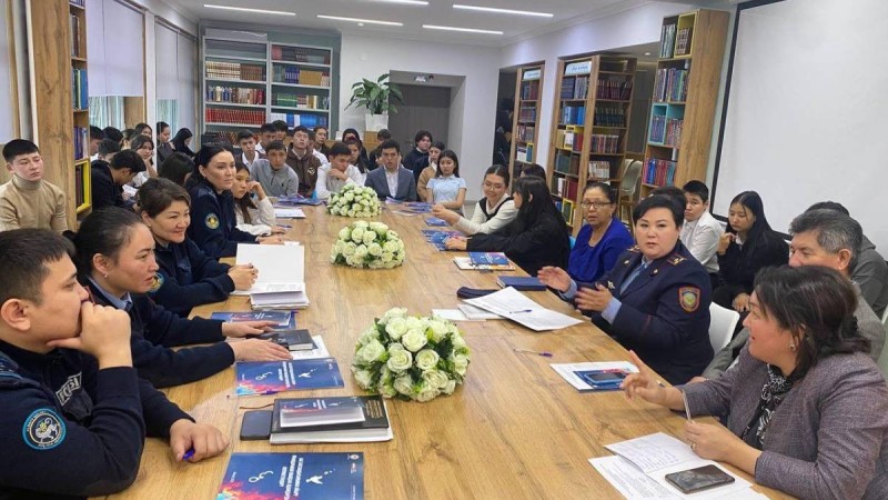 Әртүрлі мамандардың басын қосқан дөңгелек үстел