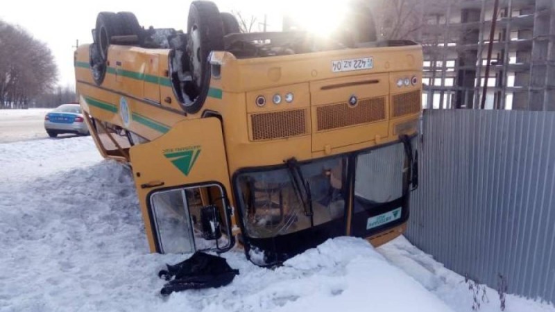 Ақтөбеде автобус аударылды: 26 адам ауруханаға түсті