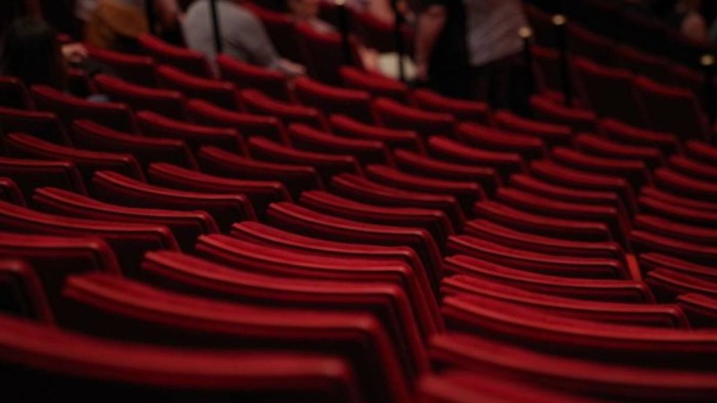 Әртістерге басу айтуға барған мәдениет министрі даудың ортасында қалды