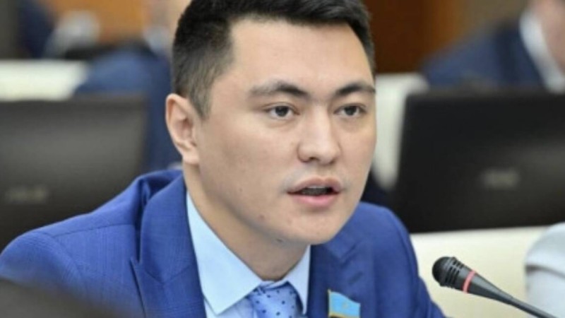 “Балаларға арналған кәмпит те жоқ“. Дәулет Мұқаев Парламент құпиясын ашты