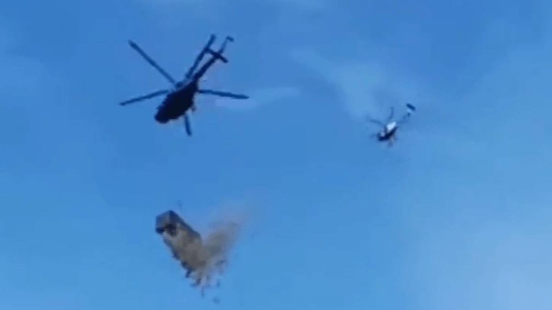 Чехияда бір долларлық купюрадан "жаңбыр" жауды (ВИДЕО)