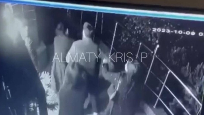 «Шашынан сүйреп, мұрнын сындырған». Алматыда төбелескен қыздардың видеосы тарады
