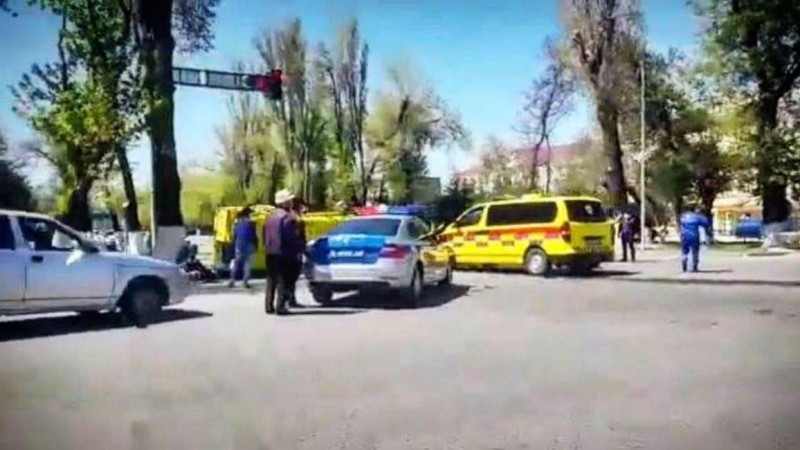 Таразда екі жедел жәрдем көлігі соғылып, біреуі аударылды