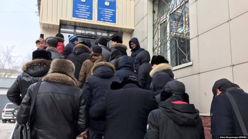 Аймақтан келген жүргізушілер биліктен шетелдік көліктерін тіркеуге жеңілдік талап етті