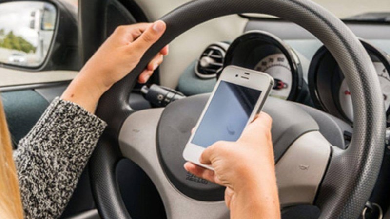 Қазақстанда көлік жүргізу кезінде телефонға алаңдаған әйел екі адамның өліміне себепші болды