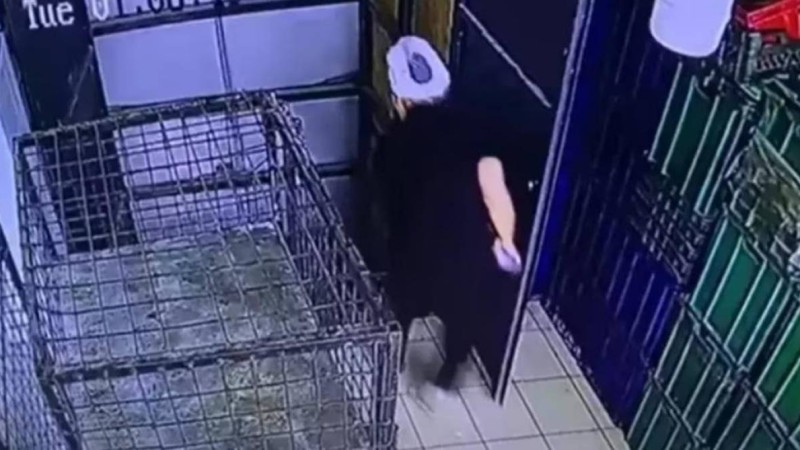 Ақтауда ер адамның үстіне лифт құлады (видео)