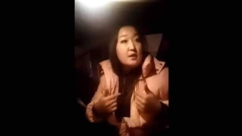 Таксиде жүргізуші мен жолаушы қазақша ән үшін "төбелесіп кетті"