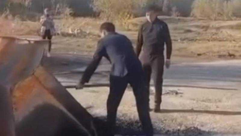 “Жиналыстан шықтым”. Желіде костюм киіп, жол жөндеген депутаттың видеосы тарады