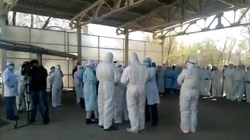 Үстемақы талап еткен медицина қызметкерлері ереуілге шықты