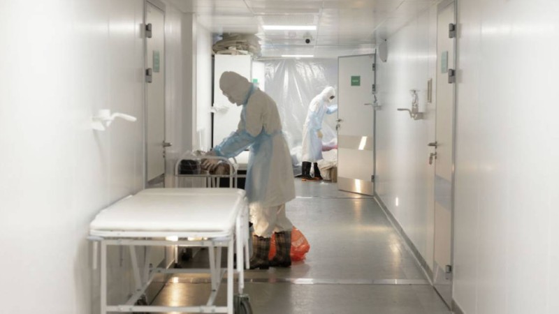 Елде 8 500 медицина қызметкері коронавирус жұқтырған, 500-і ғана уәде етілген 2 млн алды