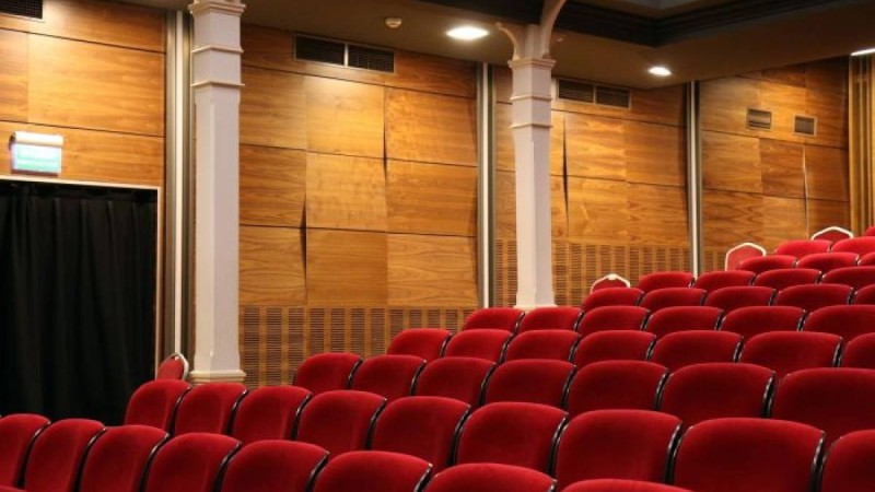 Сәбит Әбдіхалықов басқаратын театрдың әртістері шу шығарды