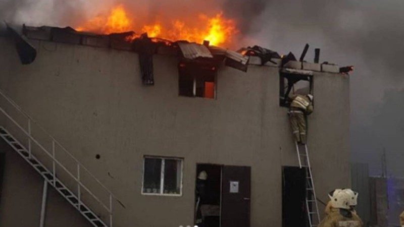 Алматыда жатақхана өртеніп кетті (ВИДЕО)