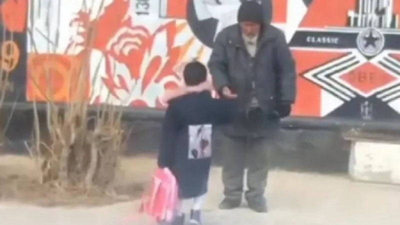 Мұқтаж жанға соңғы ақшасын санап берген оқушы "Жыл меценаты" атанды