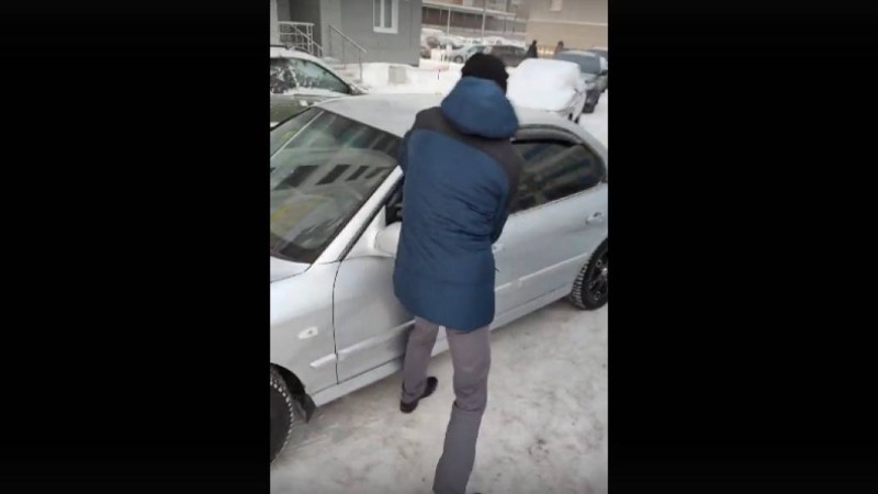 Ер адам асыққан жедел жәрдемді өткізу үшін қымбат көлігінің терезесін сындырды (видео)