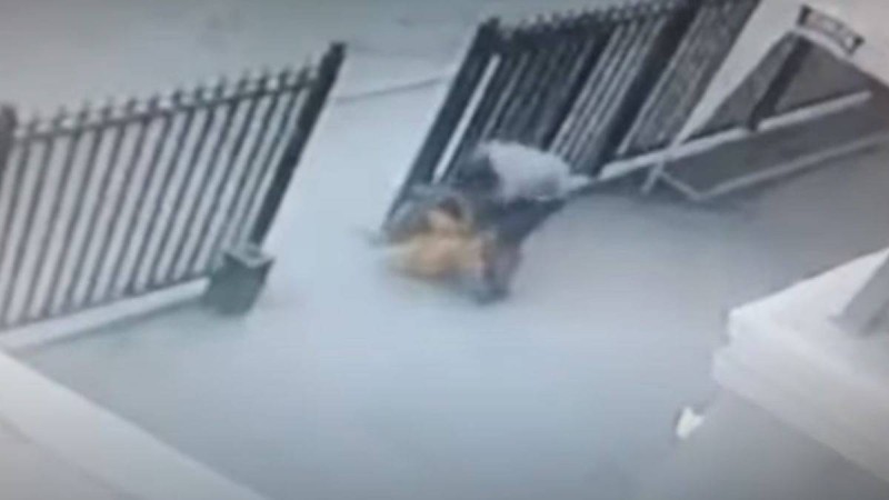 Атыраулық азаматтың әйелді тонамақ болып, оған шабуылдауы видеоға түсіп қалды