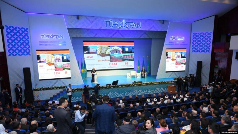 Түркістан облысы әкімінің есебіне барған журналист өзін полицияның ұстап әкеткенін хабарлады