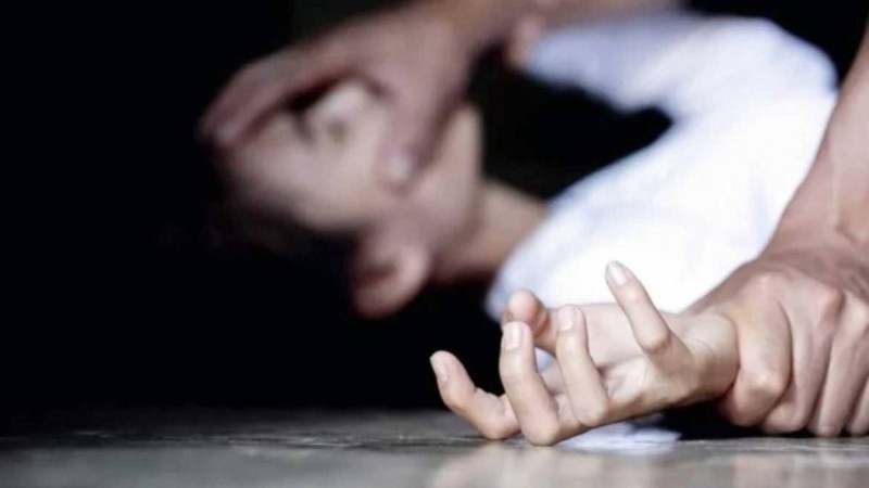 Сен кінәлісің: Оралда босанған сәтте баласынан айырылған әйелді күйеуі ұрып-соғып тастады