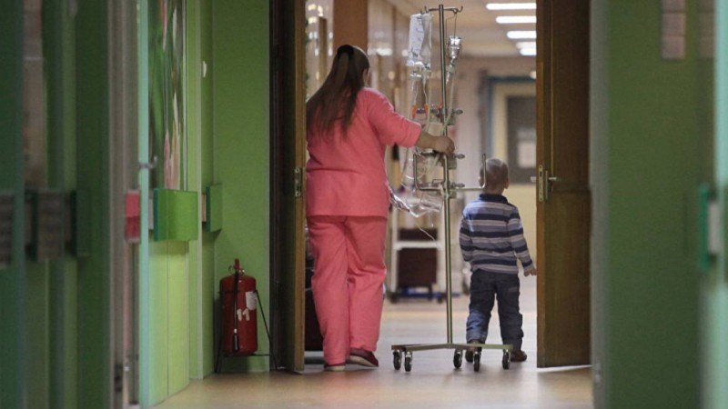 "Кабинетке кірсем, ішкиіммен отыр": Есікте медбикелер басшының үстінен арызданды