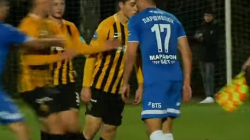 "Қайрат" пен "Динамо" футболшылары ойын алаңында төбелес шығарды (видео)