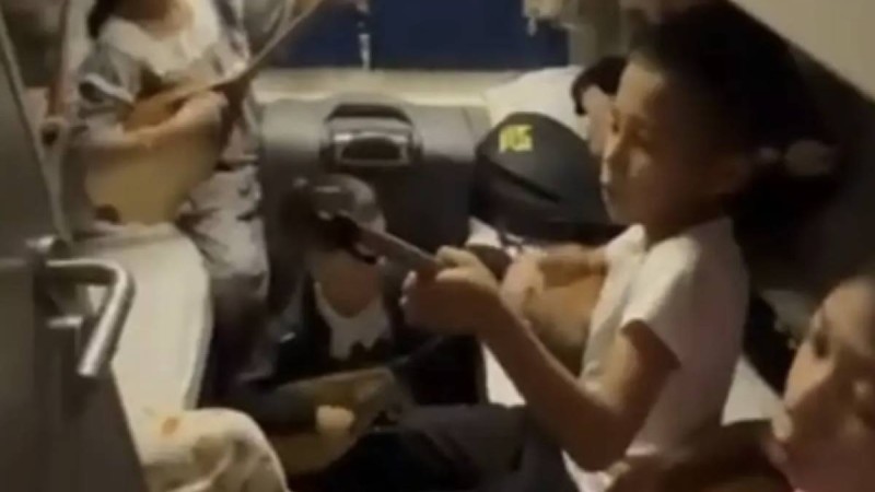 Жас домбырашылар Тәуелсіздік күніне орай пойызда терме орындады