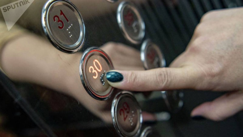 лифтідегі курьердің жаға ұстатарлық әрекеті видеоға түсіп қалды